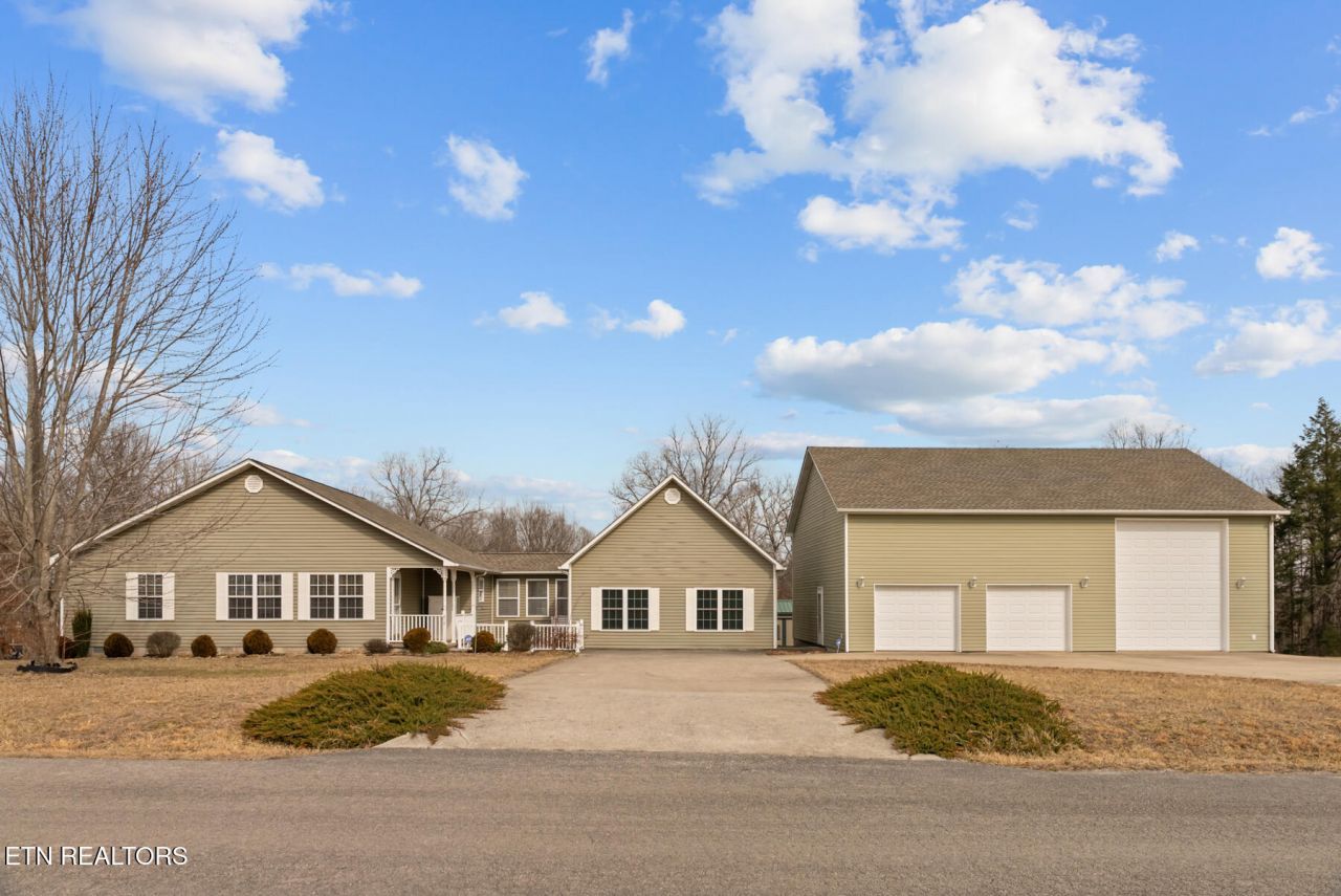 813 Clear Creek Pkwy, Clarkrange, TN 38553 Main Photo