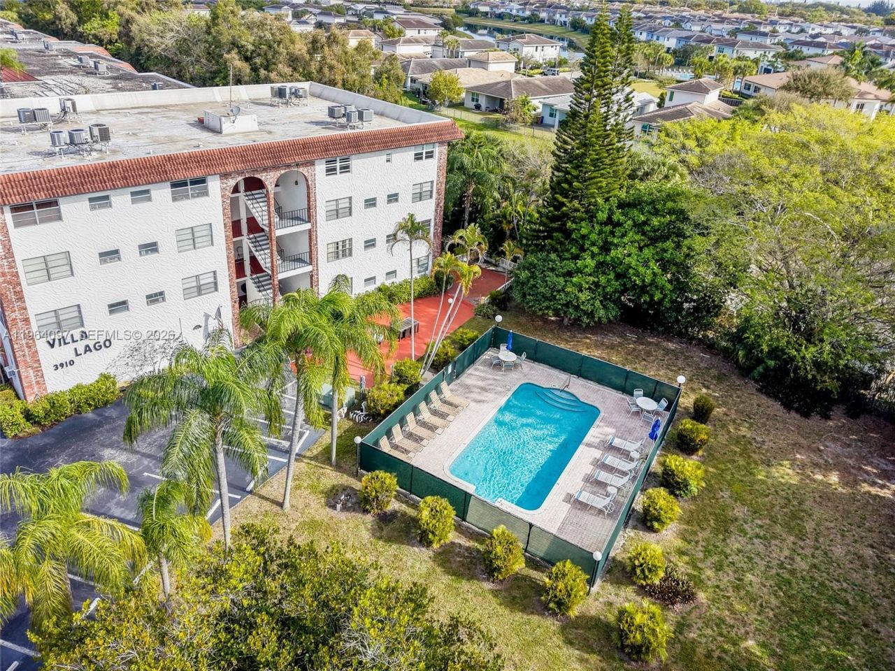 3910 Crystal Lake Dr, Unit 401, Deerfield Beach, FL 33064 Photo