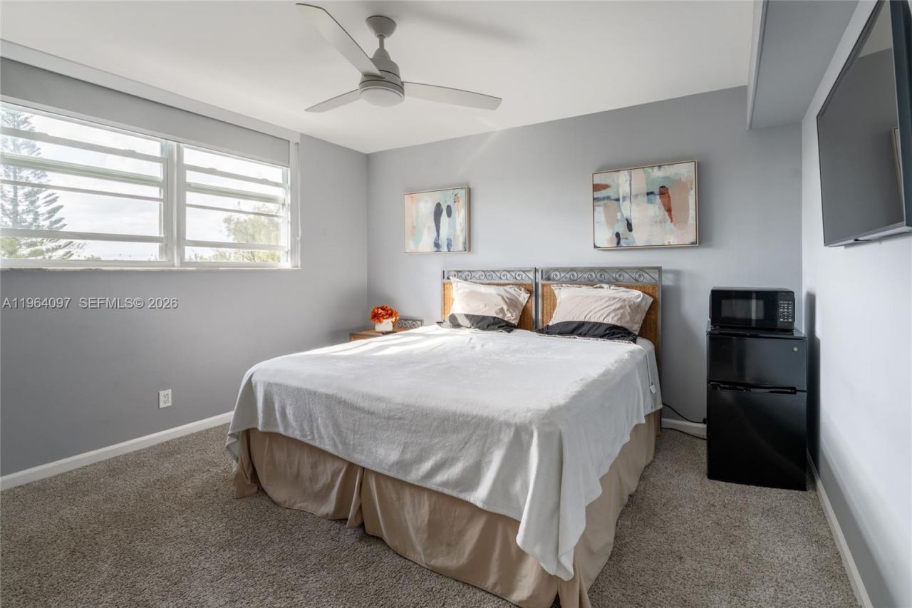 3910 Crystal Lake Dr, Unit 401, Deerfield Beach, FL 33064 Photo