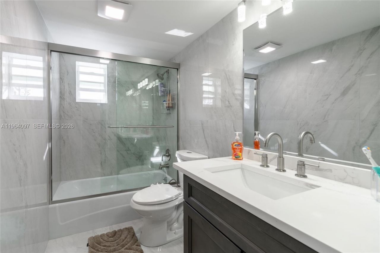 3910 Crystal Lake Dr, Unit 401, Deerfield Beach, FL 33064 Photo