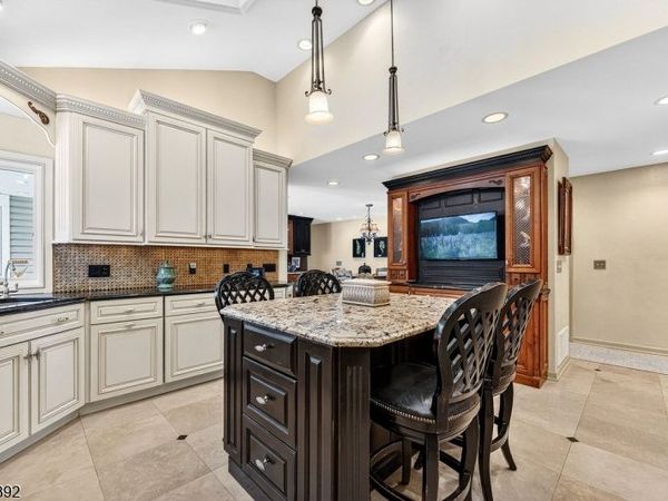 48 Tree Top Rd, Readington, NJ 08889