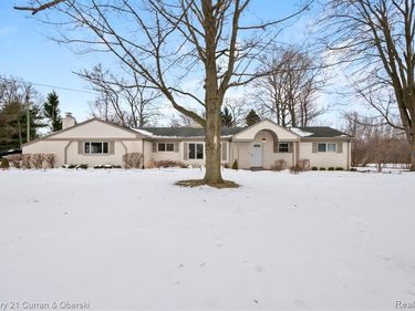 21412 Holmbury Road, Northville, MI 48167