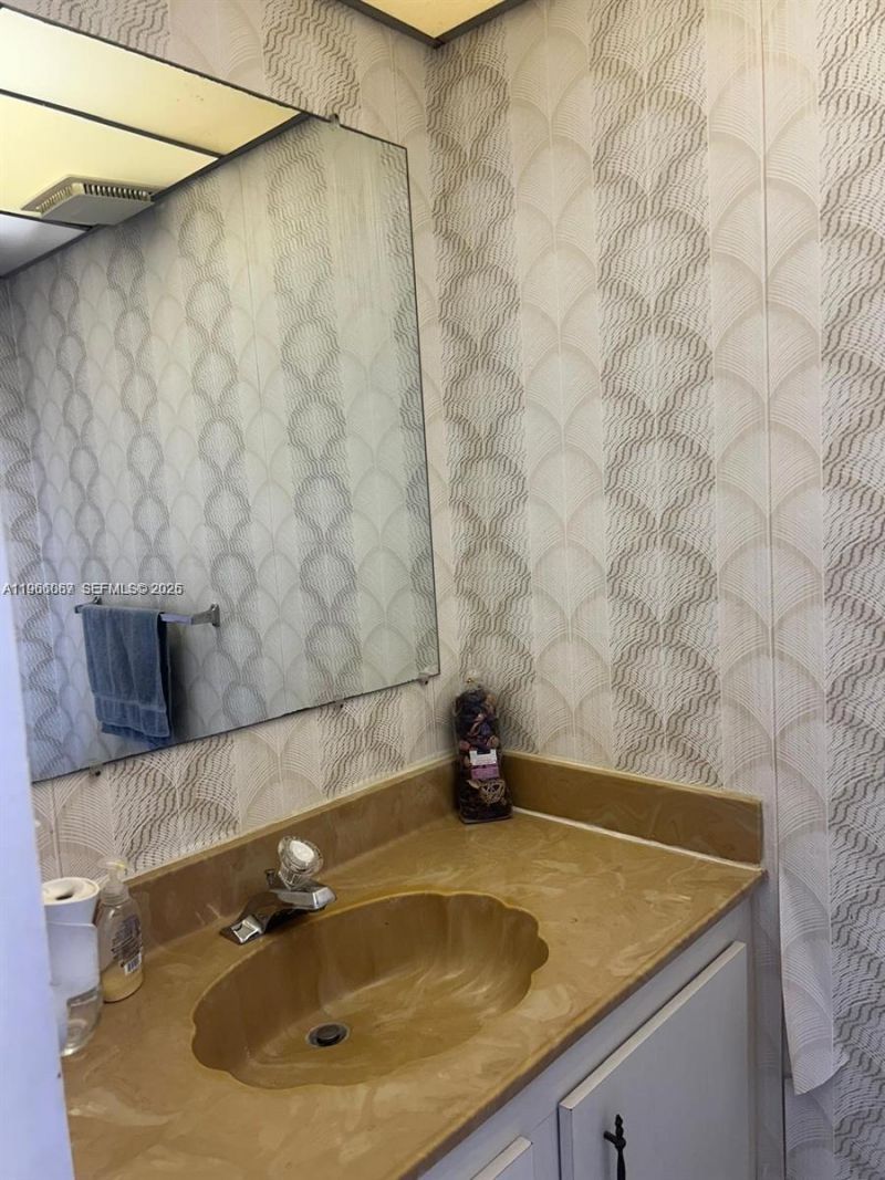 2840 Somerset Dr , Unit 400M, Lauderdale Lakes, FL 33311 Photo