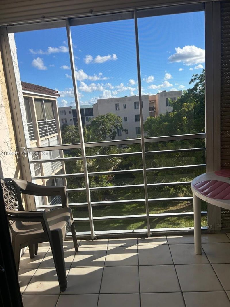 2840 Somerset Dr , Unit 400M, Lauderdale Lakes, FL 33311 Photo