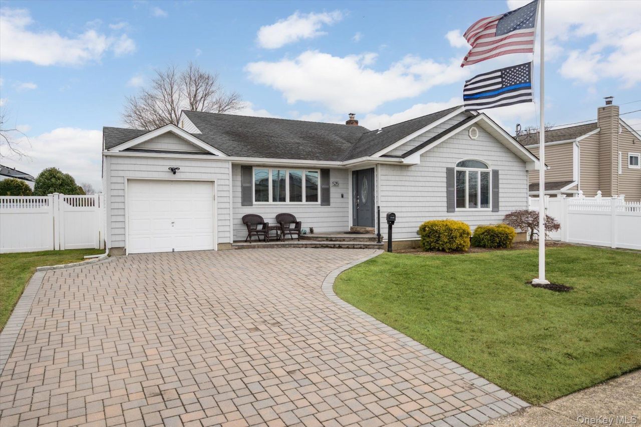 525 Roosevelt Avenue, Massapequa Park, NY 11762 Main Photo