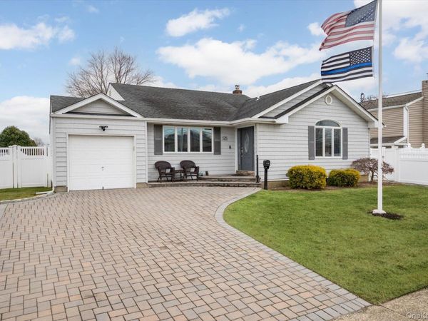 525 Roosevelt Avenue, Massapequa Park, NY 11762