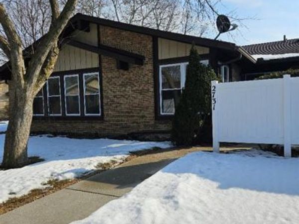 2731 Roundtree Drive S, Troy, MI 48083