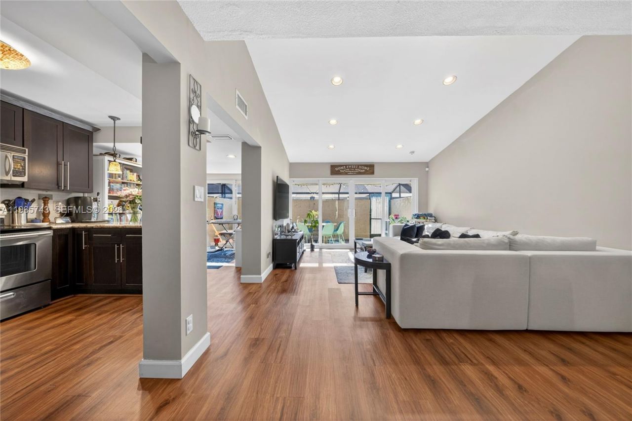 8733 Cleary Blvd, Plantation, FL 33324 Photo