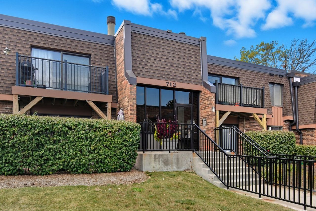 712 Tipperary Court, Unit 1C, Schaumburg, IL 60193 Main Photo