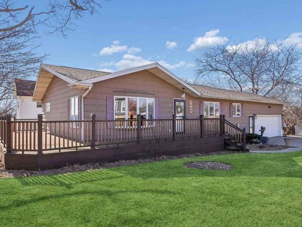 1009 16th Street, Belle Plaine, IA 52208