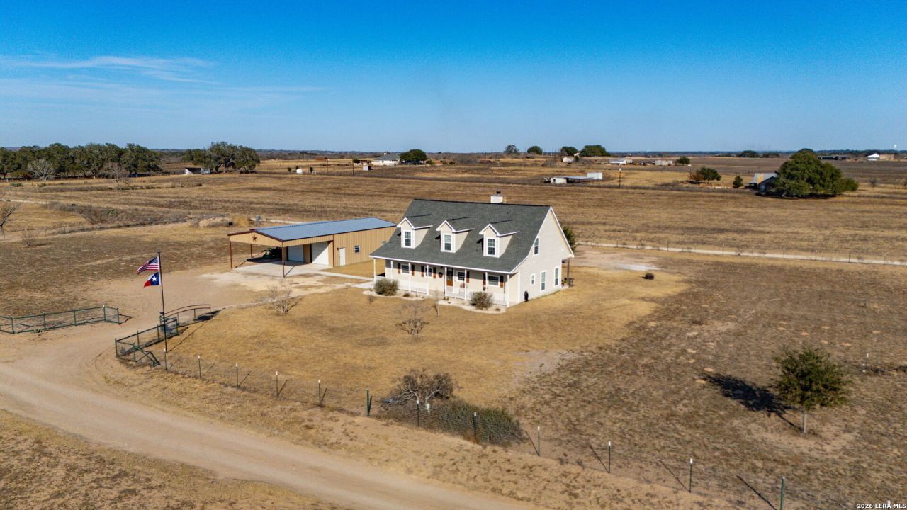 932 County Road 761, Devine, TX 78016 Main Photo