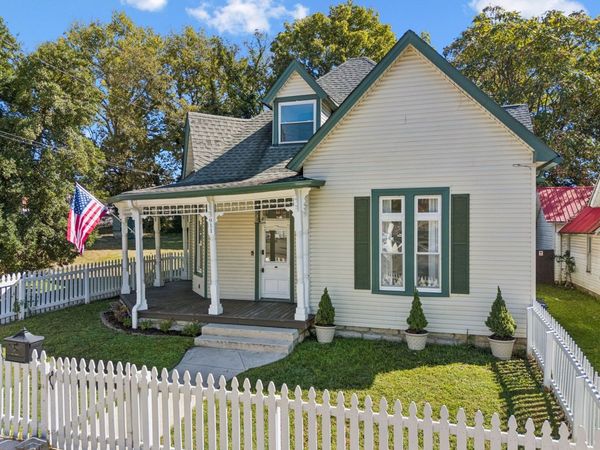 911 S High St , Columbia, TN 38401