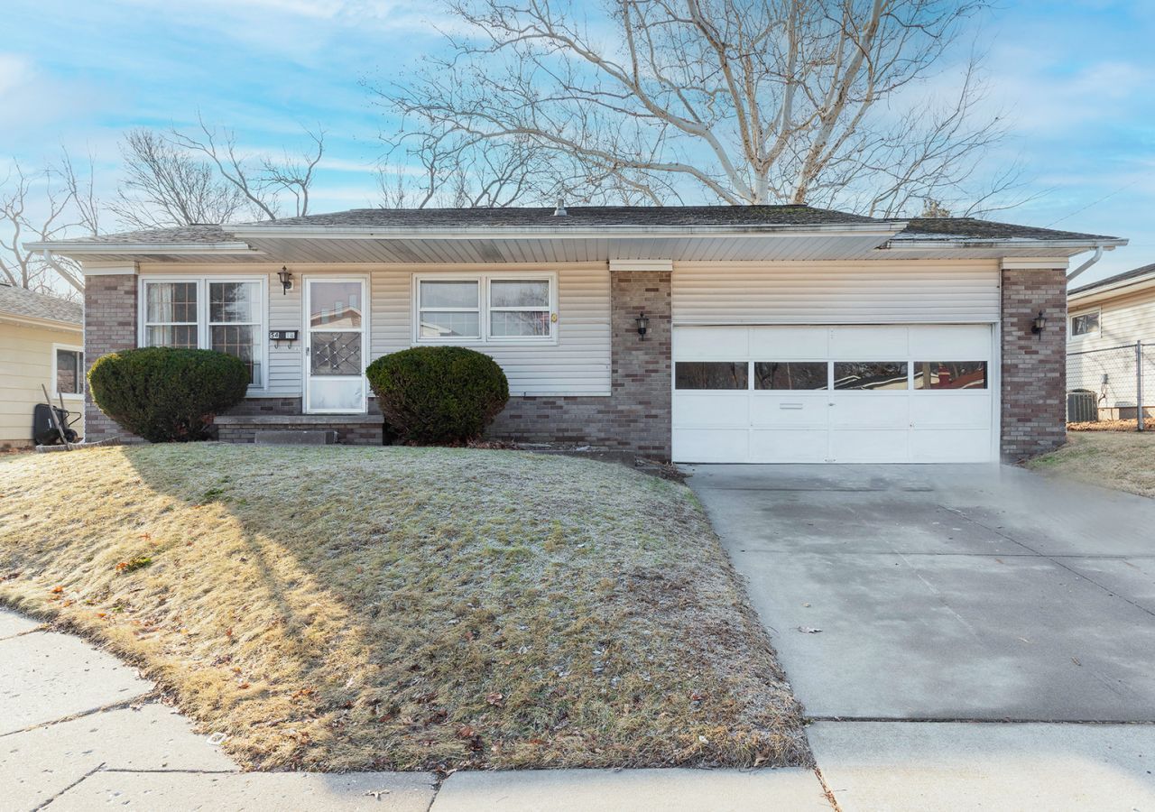 5418 11th Ave B, Moline, IL 61265 Main Photo