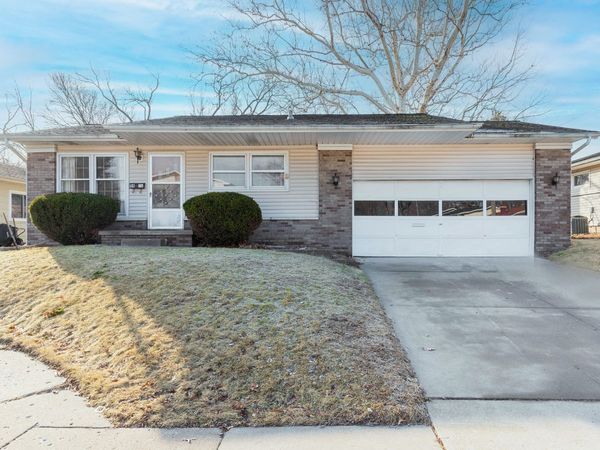 5418 11th Ave B, Moline, IL 61265