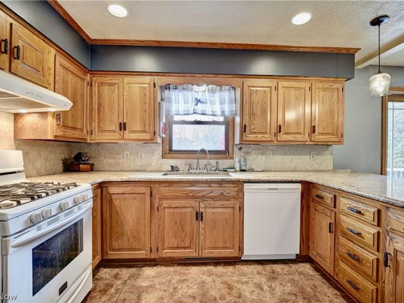 240 HARMON Avenue NW, Brewster, OH 44613 Photo 6