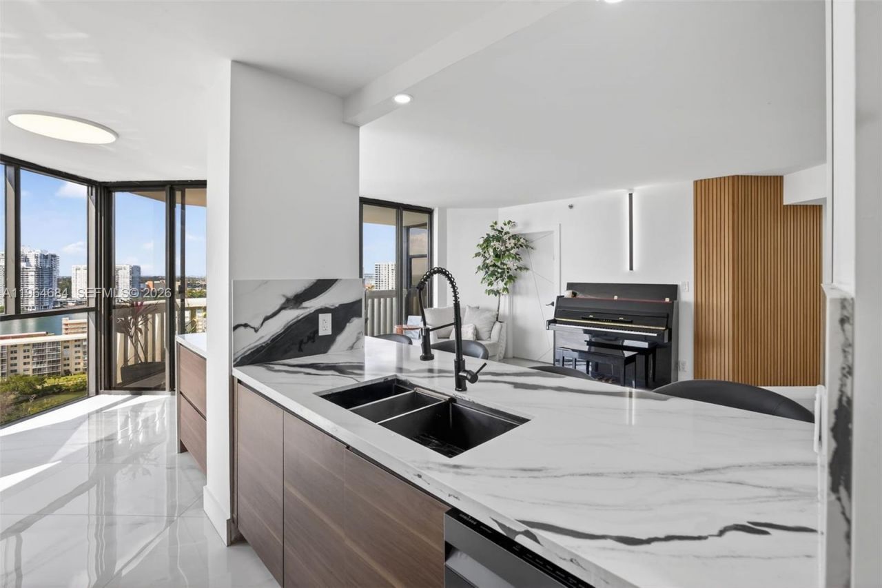 1000 Island Blvd, Unit 1710, Aventura, FL 33160 Photo