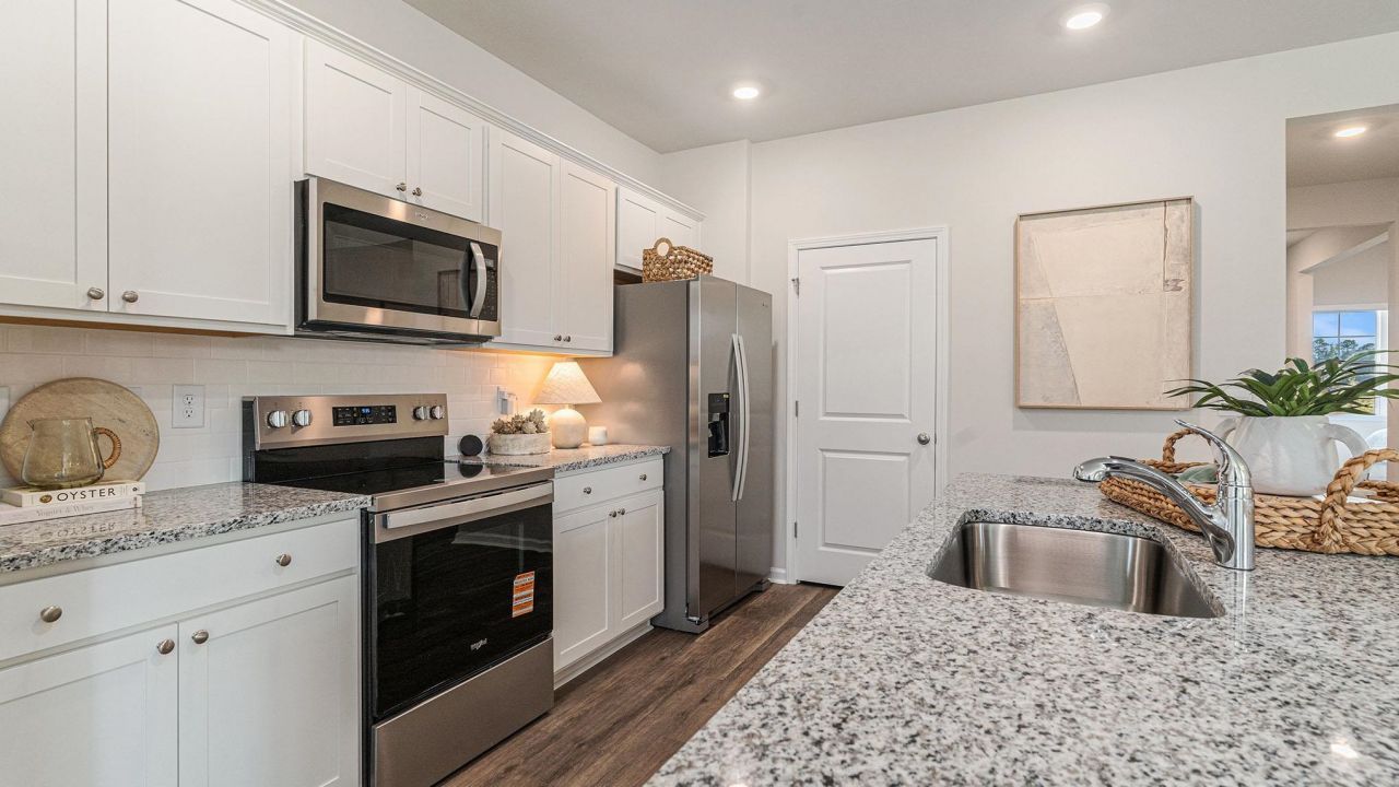 308 Skyward St.  Photo 5