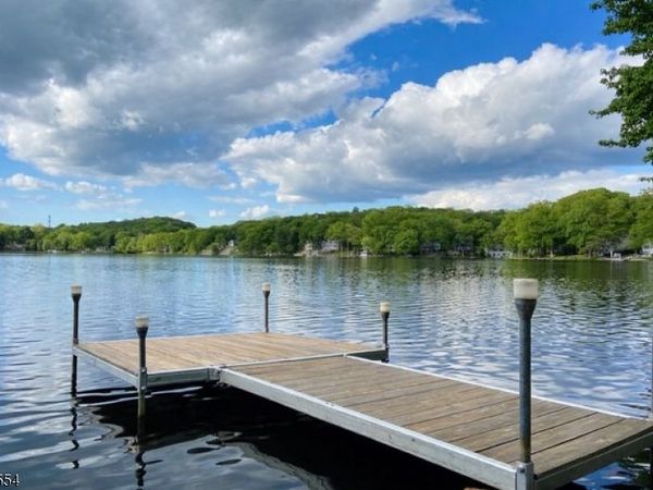 1 Beaver Ter, Jefferson, NJ 07885