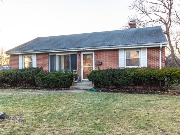 1054 Broadmoor Place, Deerfield, IL 60015