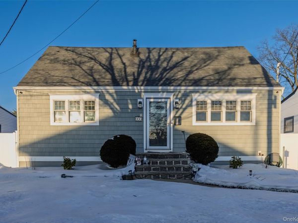 612 N Broome Avenue , Lindenhurst, NY 11757