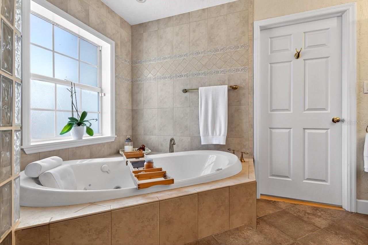 5900 Bayview Circle S, Gulfport, FL 33707 Photo