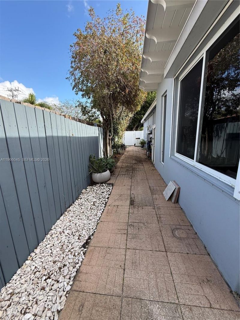 561 SE 3rd Ter, Pompano Beach, FL 33060 Photo