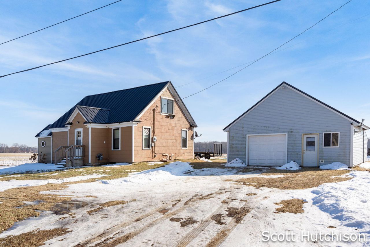 1300 E Coral Road, Edmore, MI 48829 Main Photo