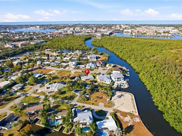 1159 Holiday LN E, NAPLES, FL 34104