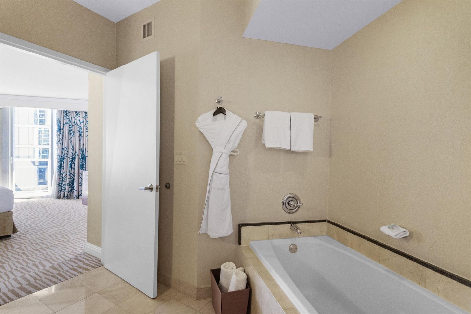 18001 Collins Avenue, Unit 2614, Sunny Isles Beach, FL 33160 Photo