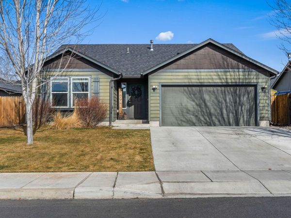 725 NE Redwood Avenue, Redmond, OR 97756