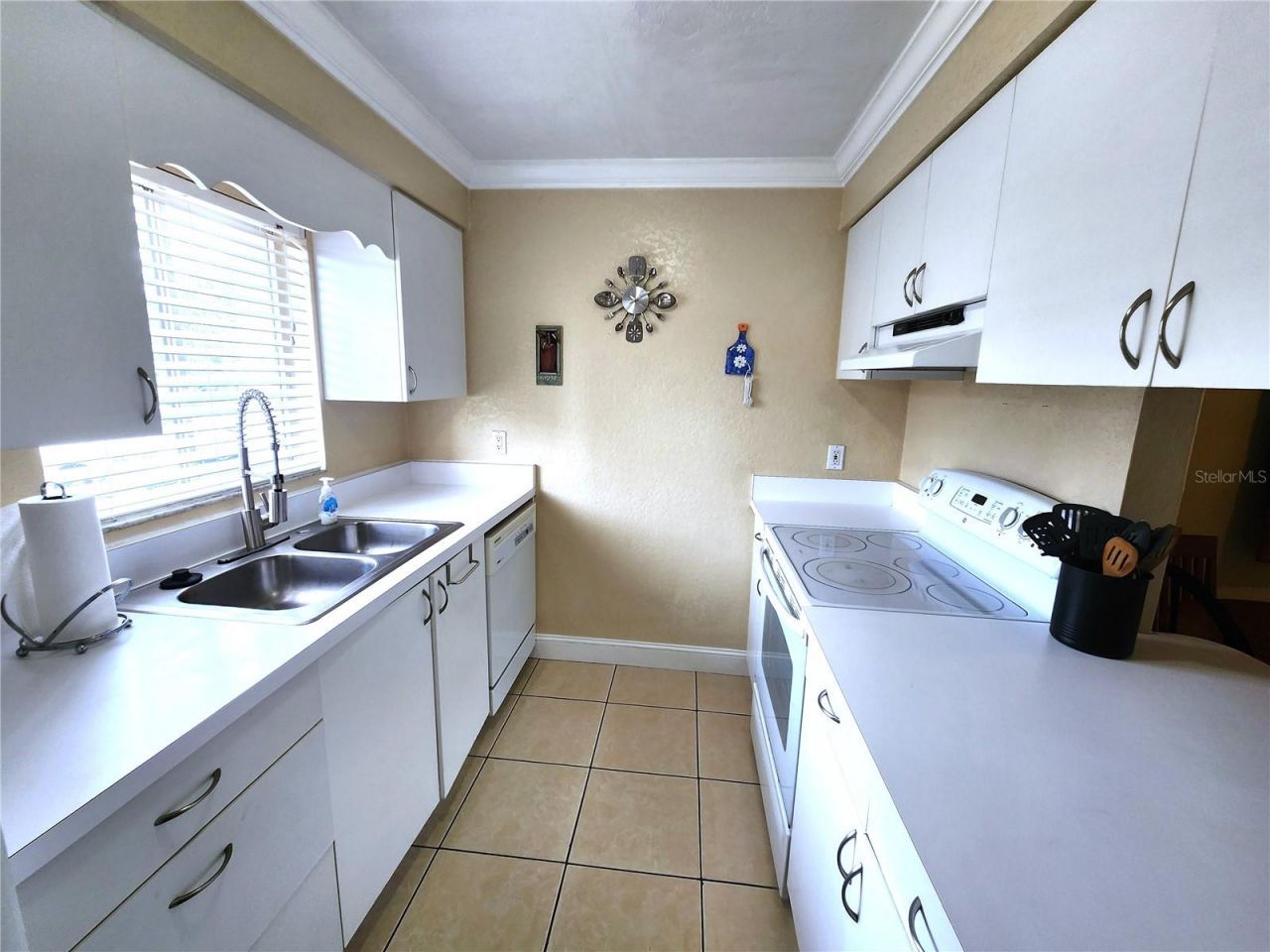 2720 Hidden Lake Boulevard, Unit B, Sarasota, FL 34237 Photo