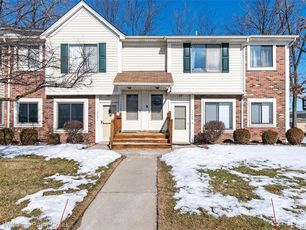 17437 Utica Oaks Lane, Roseville, MI 48066