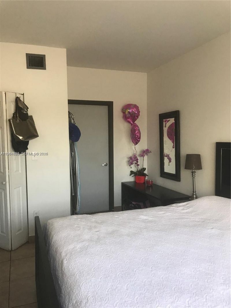 1960 Marseille Dr, Unit 305, Miami Beach, FL 33141 Photo