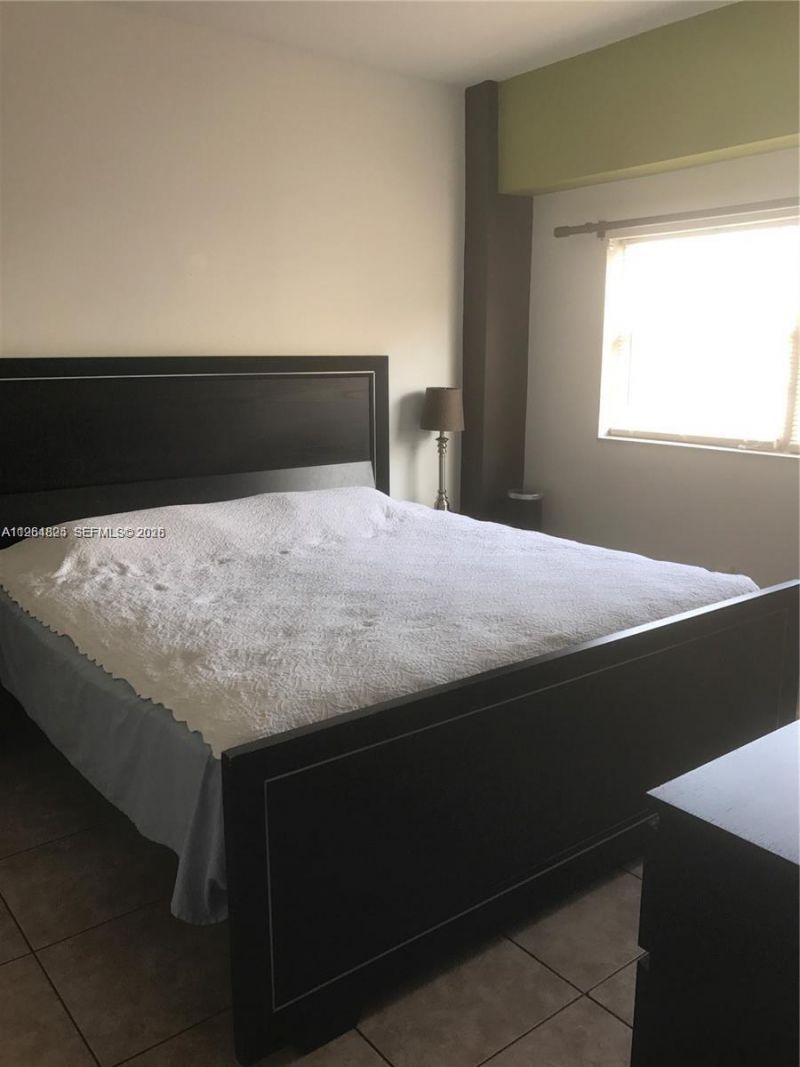 1960 Marseille Dr, Unit 305, Miami Beach, FL 33141 Photo