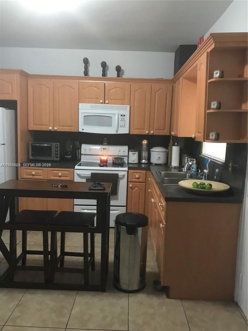 1960 Marseille Dr, Unit 305, Miami Beach, FL 33141 Photo