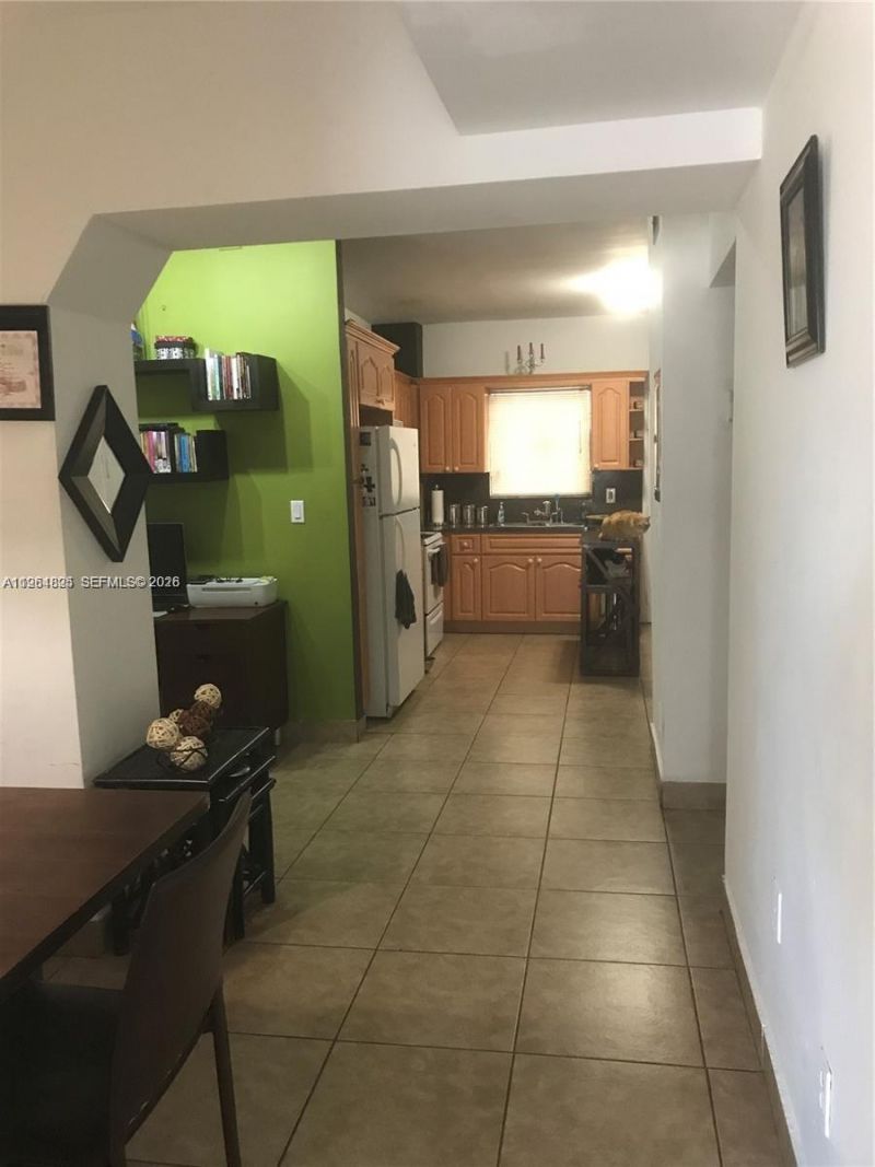 1960 Marseille Dr, Unit 305, Miami Beach, FL 33141 Photo