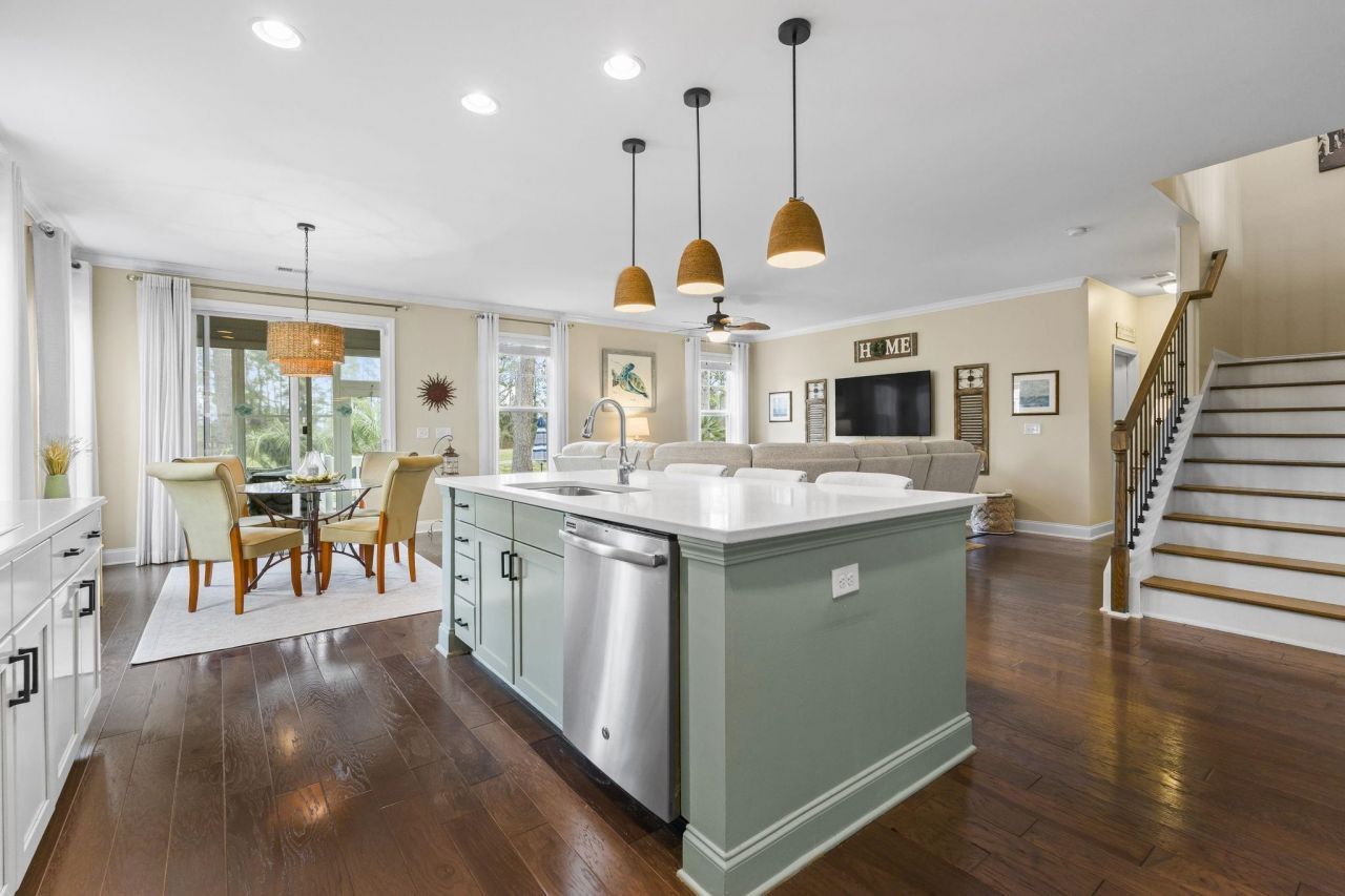 825 Falkirk St.  Photo 9