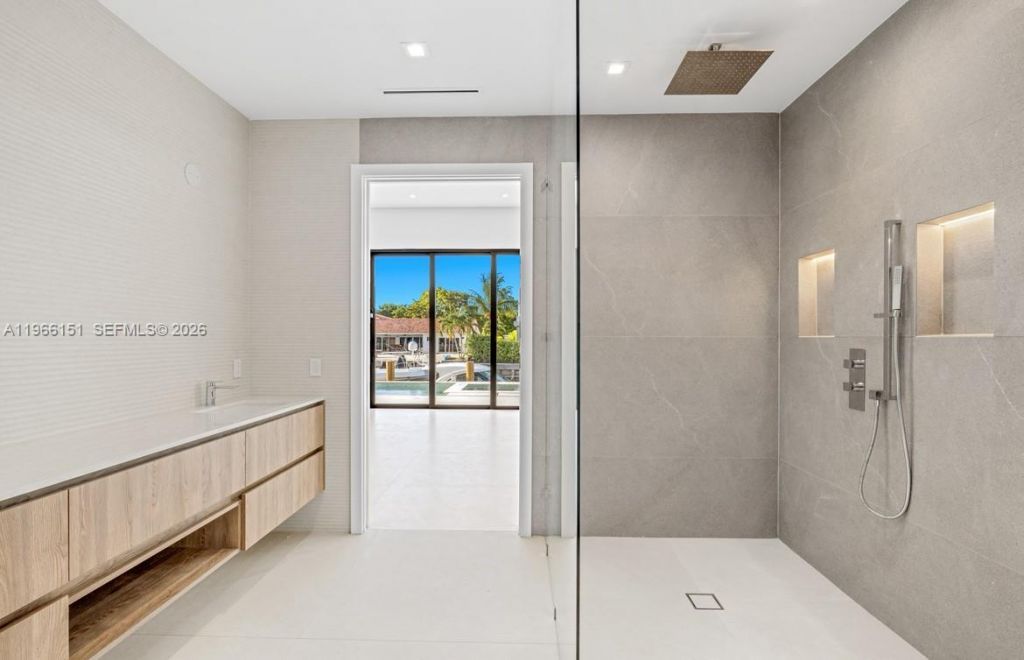 2050 S Hibiscus Dr , North Miami, FL 33181 Photo