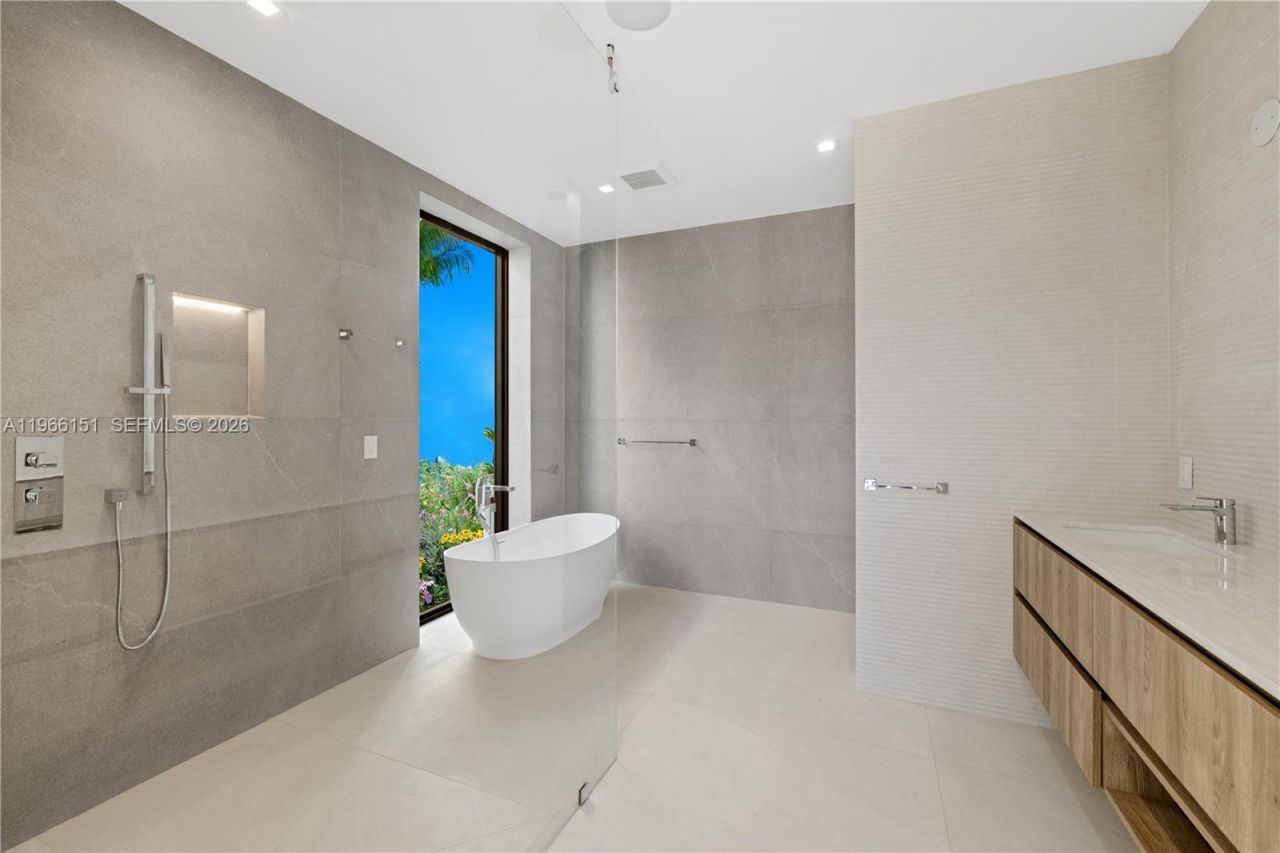 2050 S Hibiscus Dr , North Miami, FL 33181 Photo