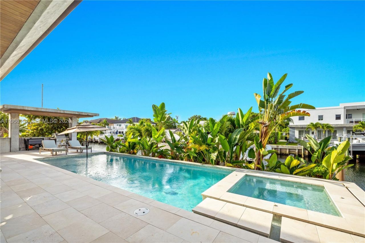 2050 S Hibiscus Dr , North Miami, FL 33181 Photo