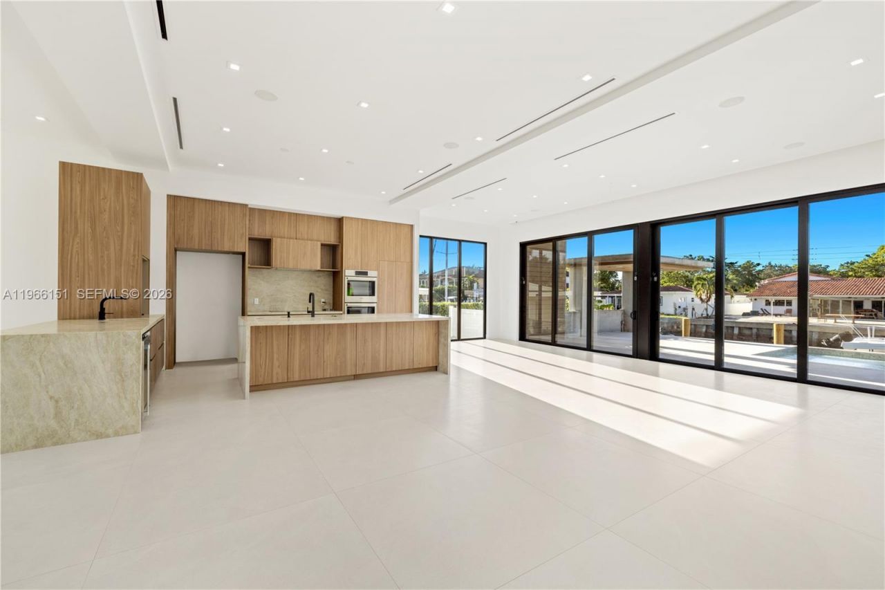 2050 S Hibiscus Dr , North Miami, FL 33181 Photo