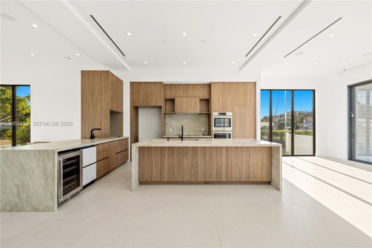 2050 S Hibiscus Dr , North Miami, FL 33181 Photo