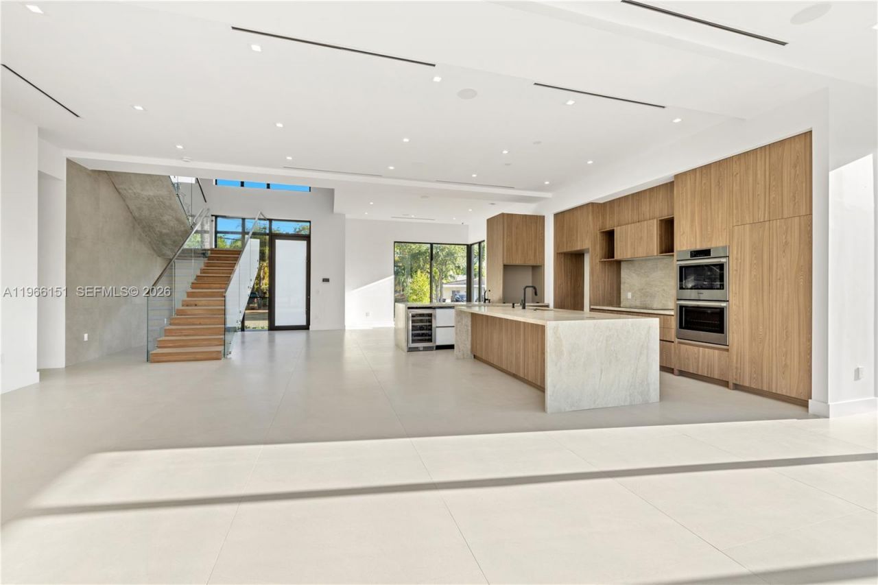 2050 S Hibiscus Dr , North Miami, FL 33181 Photo