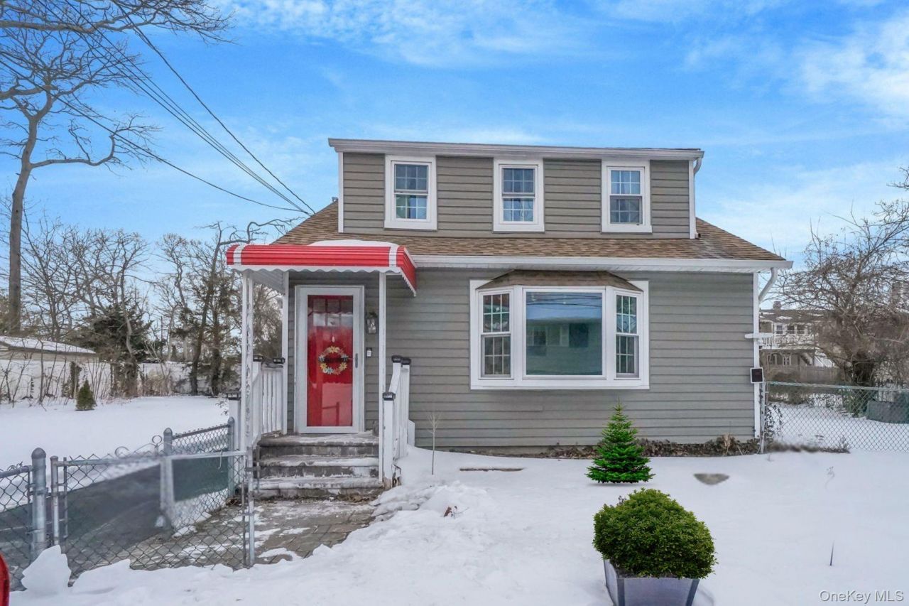 20 Blythe Road, Ronkonkoma, NY 11779 Main Photo