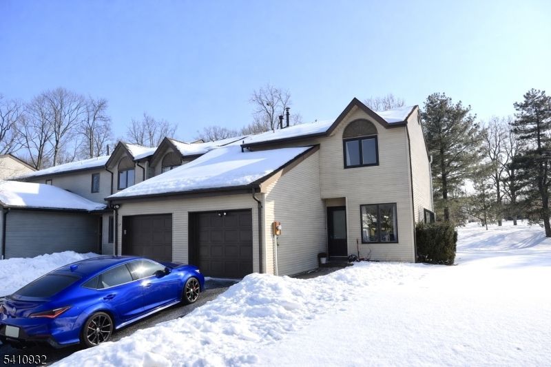 8 Dogwood Cir, Raritan, NJ 08822 Main Photo