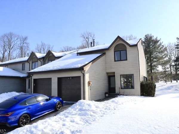 8 Dogwood Cir, Raritan, NJ 08822