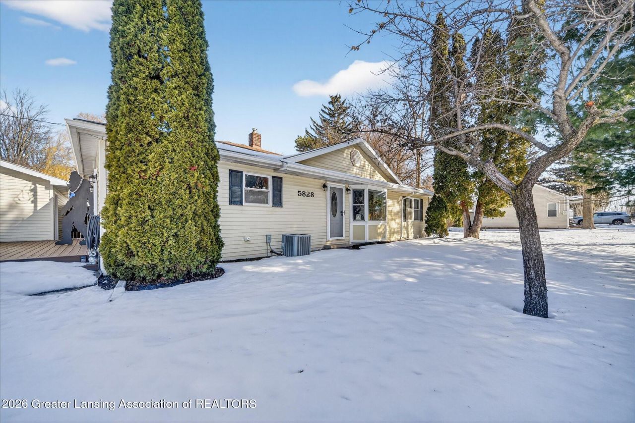 5828 Lake Drive, Haslett, MI 48840 Main Photo