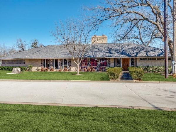 1202 S Lindsay Street, Gainesville, TX 76240