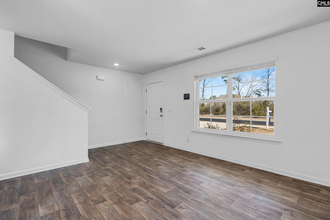 105 Maple Court  Photo 6