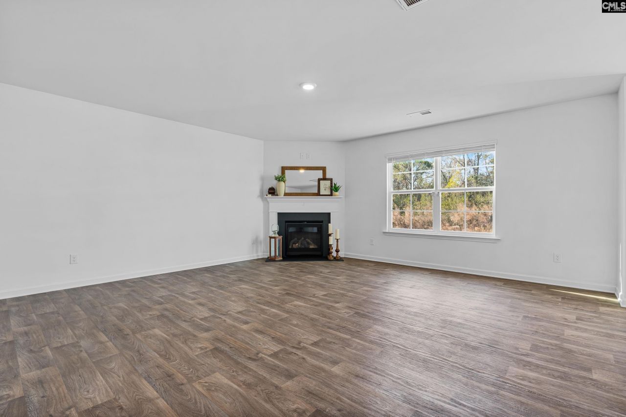 105 Maple Court  Photo 8